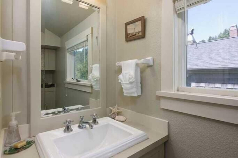 Bathroom 3, Chapman Cove by Avantstay Gorgeous Beach Bungalow w/ Sauna, Clatsop