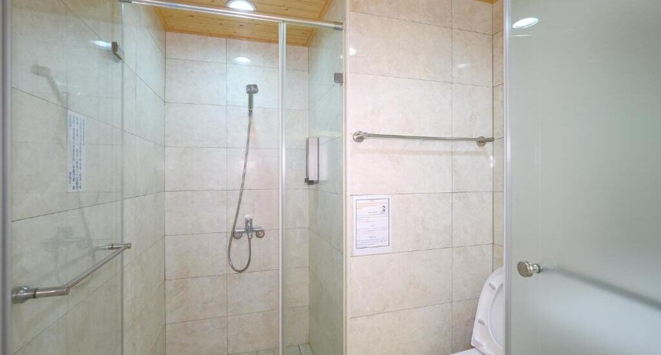 Bathroom 4, 85 Asia Hotel, Kaohsiung