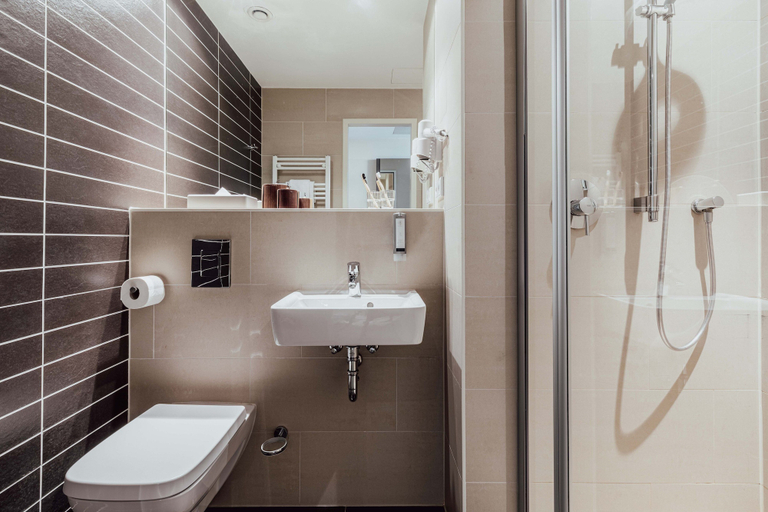 Bathroom 5, Garner Hotel BERLIN - CHARLOTTENBURG by IHG, Berlin