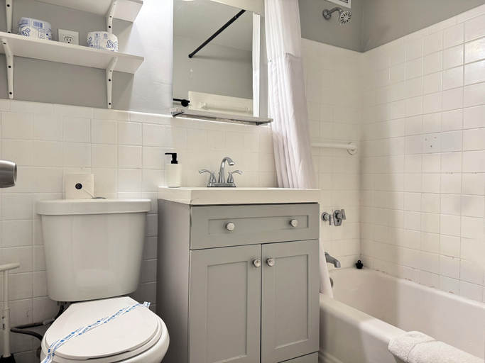 Bathroom, ATL Downtown 2B Condo with Free Parking, Atlanta
