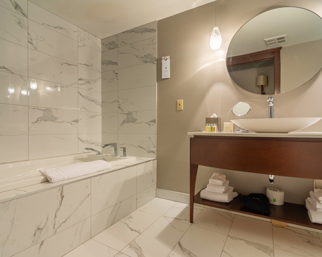 Bathroom 4, Hotel Saint-Sulpice, Montréal