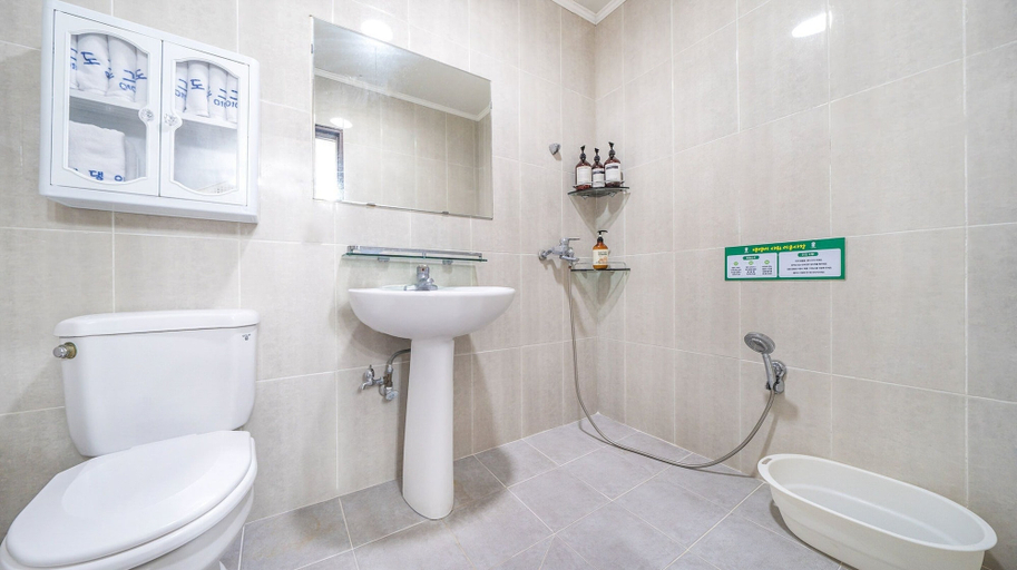 Bathroom 4, Chuncheon Dogandstay, Chuncheon
