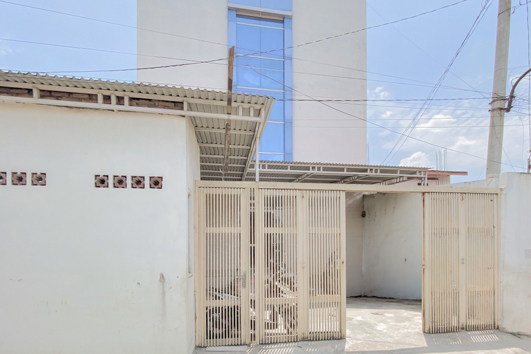 Exterior & Views, RedDoorz @ Dipanegara Homestay, Medan