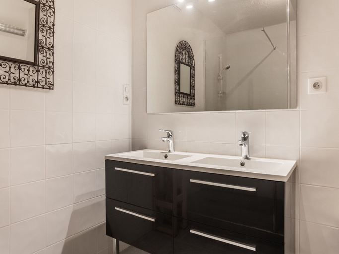Bathroom 5, Lively Holiday Home With Private Pool, Dordogne