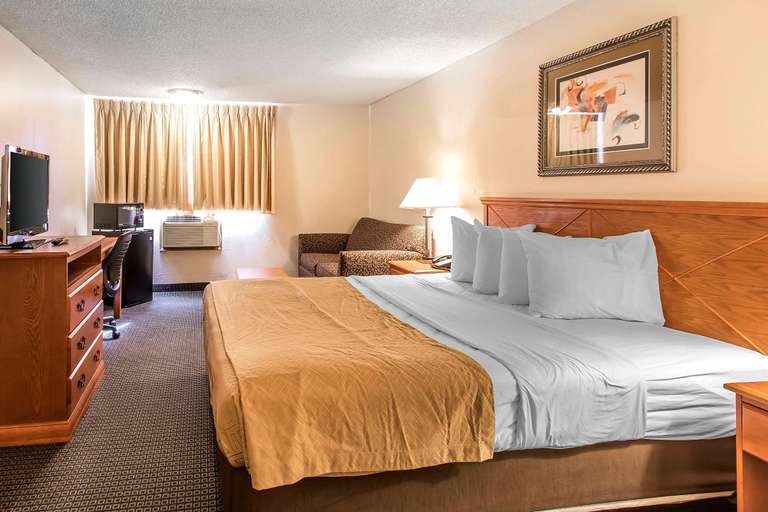 Bedroom 3, Brentwood Inn Clinton, Custer