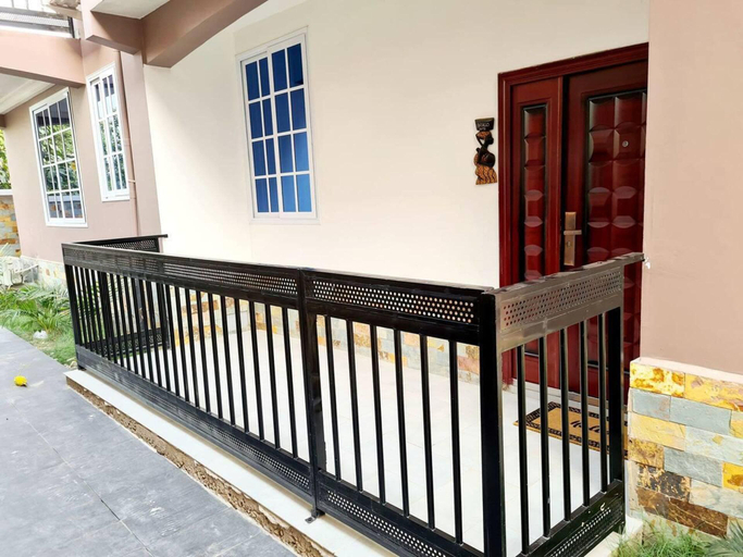 Exterior detail, Gorgeous, Quiet & Comfy-close to Highway-parking, Tema