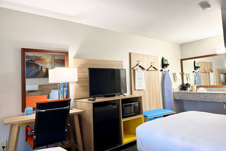 Bedroom 3, Days Inn by Wyndham Greenville, Butler