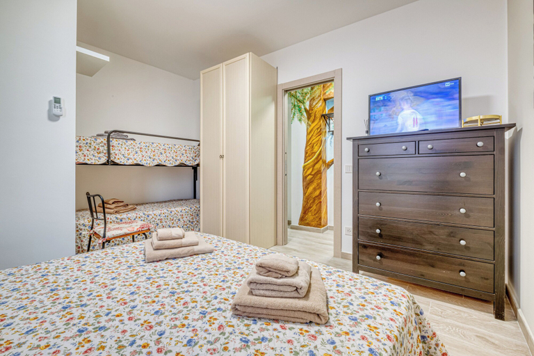 Room 4, Merlo C - town center & private parking, Savona
