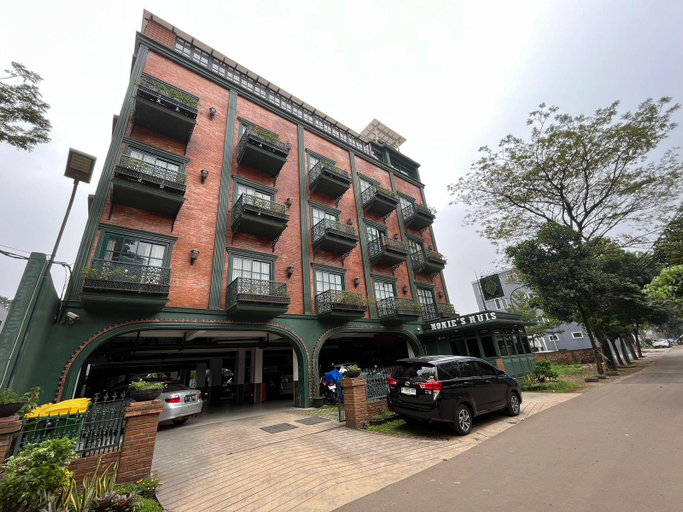 Exterior & Views