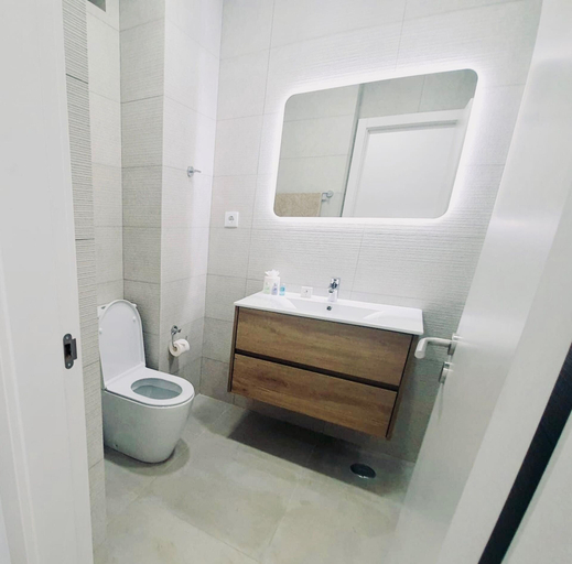 Bathroom 2, Central Lagos apt With Marina Views Near Beaches, Lagos