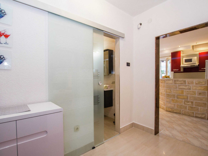 Bathroom 4, Apartment 5 km From Trogir's Center, Trogir