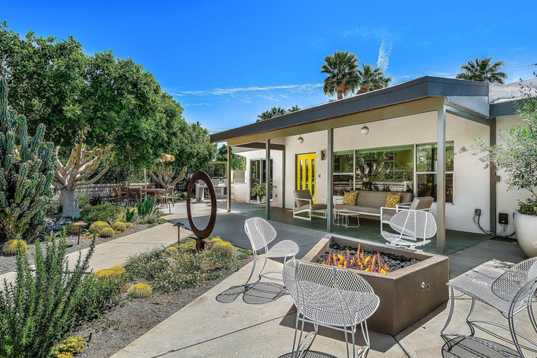 Room 5, Four Palms in Deepwell Estates, Riverside