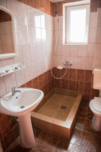 Bathroom 4, Hotel Dynes, Tuzla