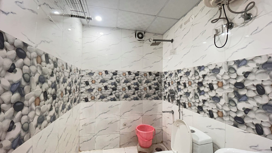 Bathroom 2, Hotel Peridot, Delhi