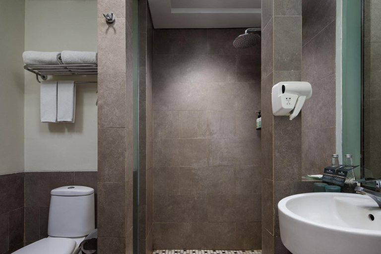Bathroom 3, Hotel Santika BSD City, South Tangerang