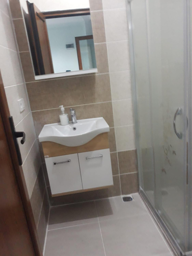 Bathroom 5, Geyikli Paris Otel, Ezine