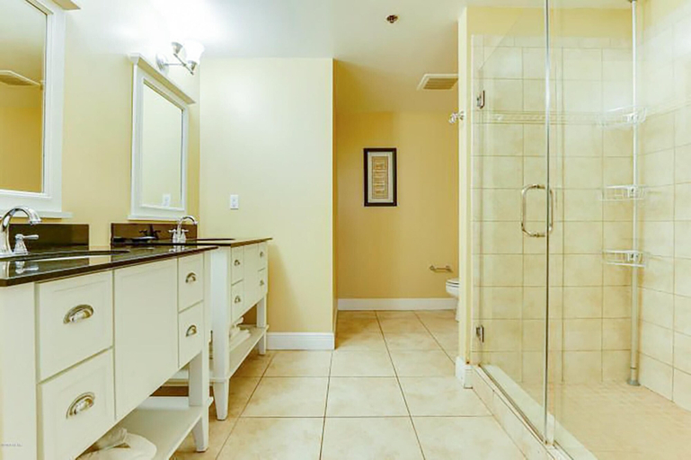 Bathroom 5, Sterling Breeze 904, Bay