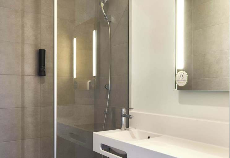 Bathroom 5, B&B HOTEL Argenteuil, Val-d'Oise