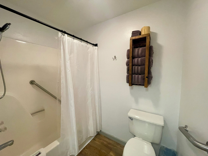 Bathroom 3, The Klassic Inn, Cleburne