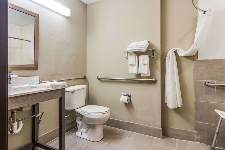 Bathroom 4, Quality Inn & Suites Grove City - Outlet Mall, Mercer