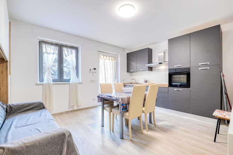 Interior 5, Merlo C - town center & private parking, Savona