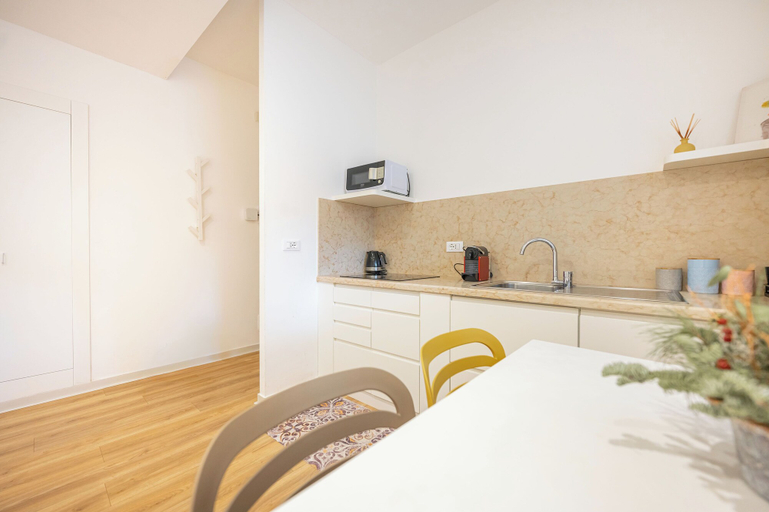 Others 5, Debora's Flat, Verona