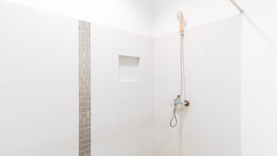Bathroom 3, Reddoorz @ EL Highway Hotel Bulacan, Guiguinto