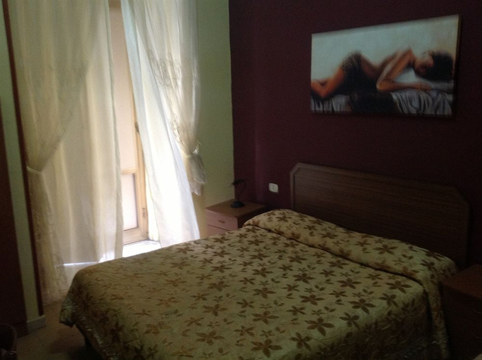 3, Hotel Poker, Napoli