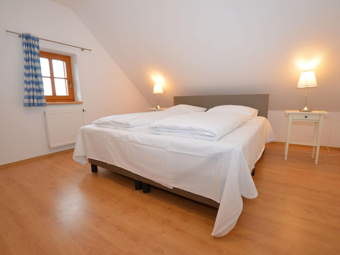 Bedroom 2, Comfortable Apartment with Balcony, Storage and Parking, Český Krumlov