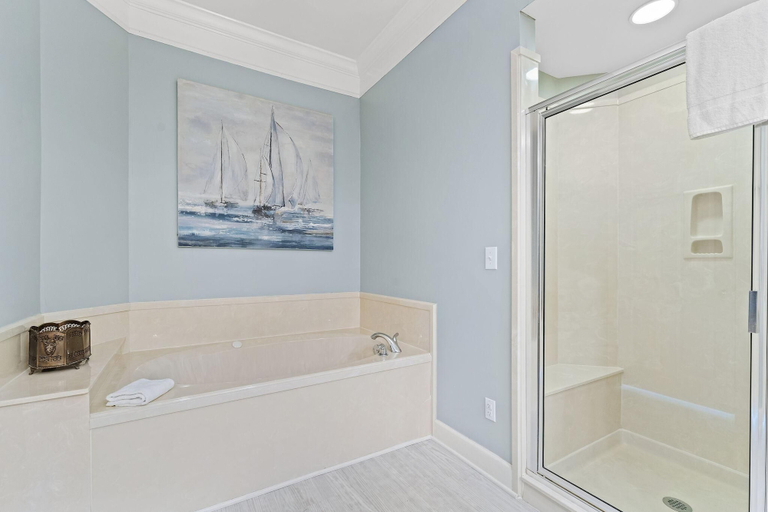 Bathroom 3, Peninsula Golf Club - The Links 204a, Baldwin