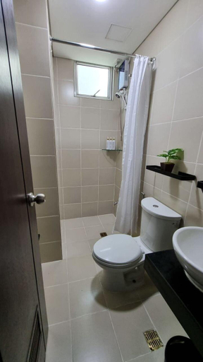 Bathroom, Cozy 1 BR San Lorenzo Place Netflix 4KM NAIA, Makati City