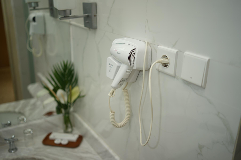 Bathroom 10