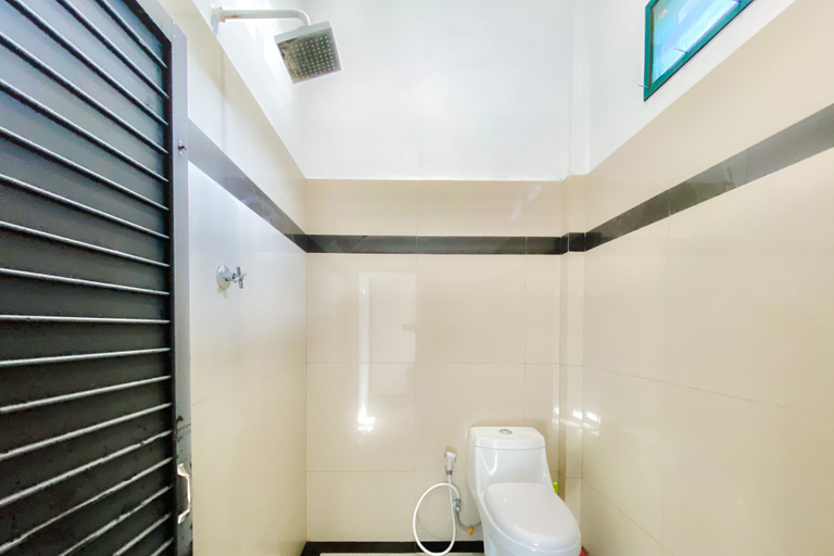 Bathroom 3, RedDoorz Syariah @ Dynamic Samalanga, Bireuen