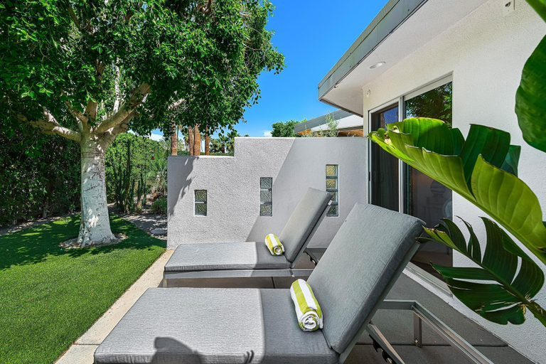 Room 4, Four Palms in Deepwell Estates, Riverside