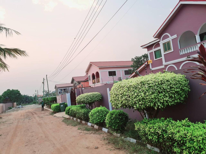 Property grounds, Gorgeous, Quiet & Comfy-close to Highway-parking, Tema