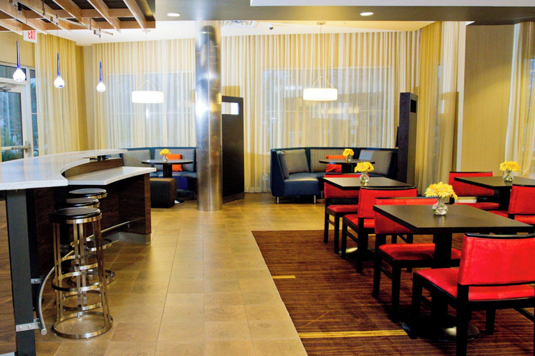 Food & Drinks 5, Courtyard Philadelphia Springfield, Delaware