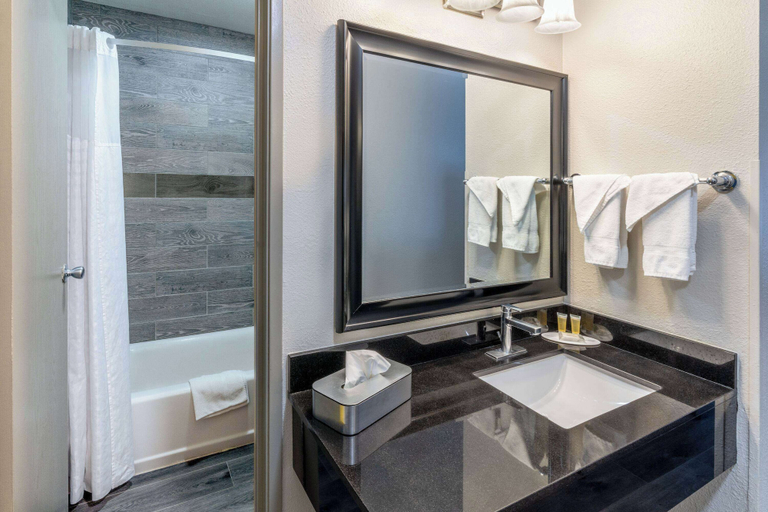 Bathroom 4, Days Inn by Wyndham Lamar, Prowers