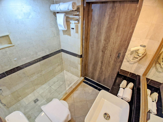 Bathroom 5, Metro Park View Hotel Kota Lama Semarang, Semarang