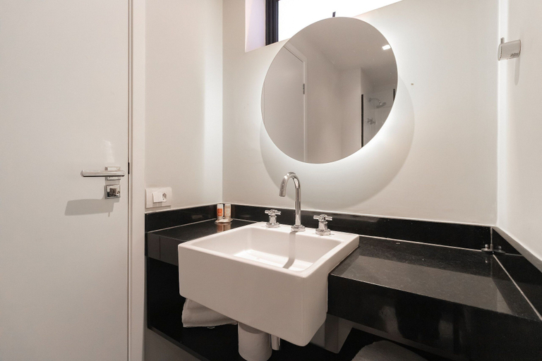 Bathroom 16