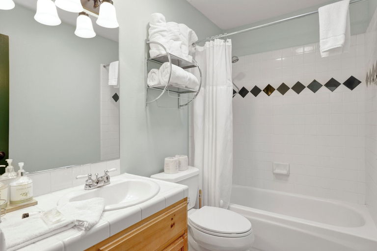 Bathroom 4, Alameda Landing #2345, San Bernardino