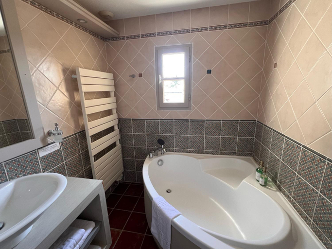 Bathroom 2, Hôtel Restaurant La Bergerie, Aude