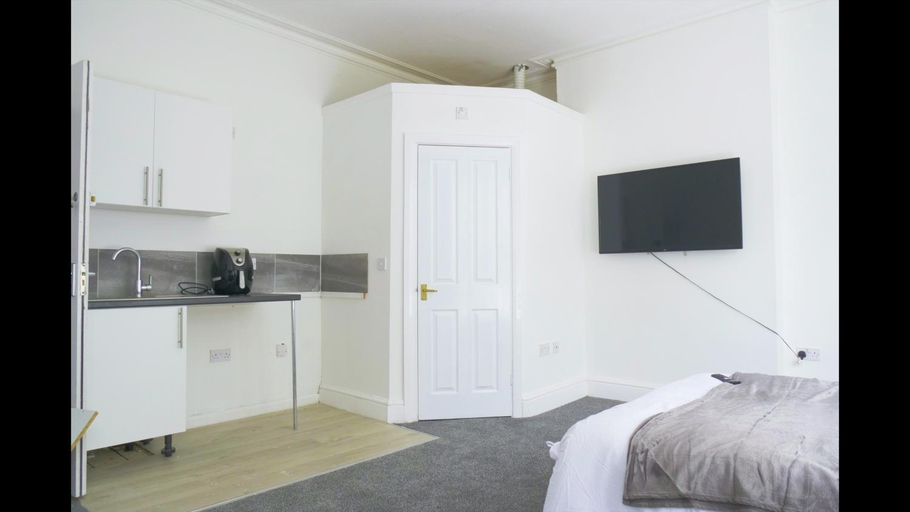 Others 2, Cosy & Modern 1 Bed Studio Apart-Hotel, Warwickshire