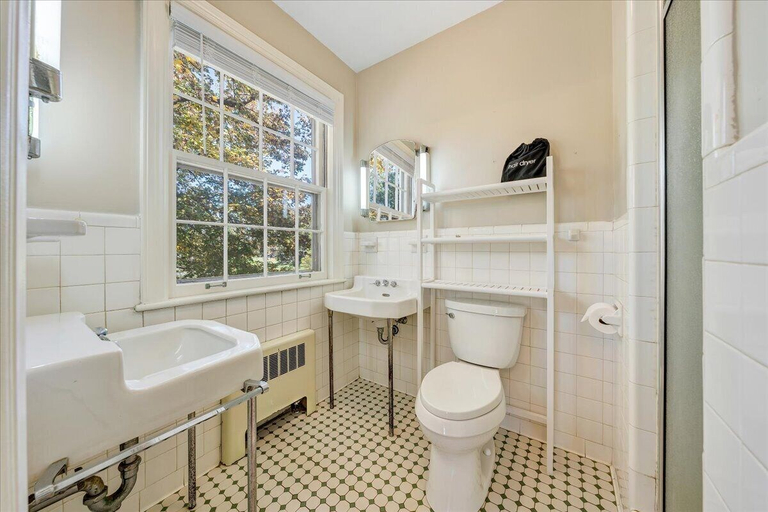 Bathroom 3, The Oakdale Inn, Martinsville