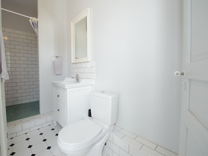 Bathroom 10