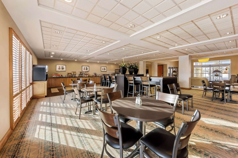 Food & Drinks 5, Wingate By Wyndham Calgary South, Division No. 6