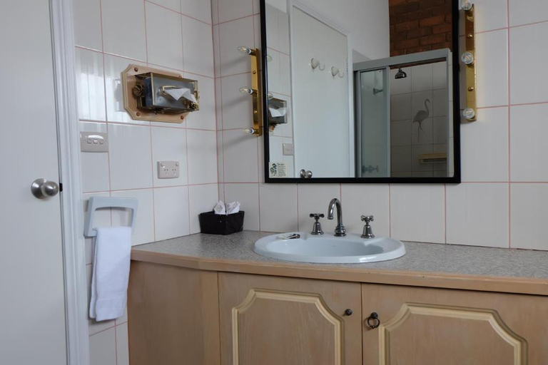 Bathroom, Charles Sturt Motor Inn Cobram, Moira - West