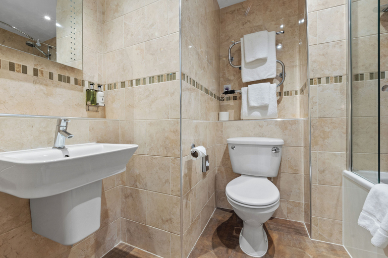 Bathroom 3, Sleeping Bear Hotel Dorchester, Dorset