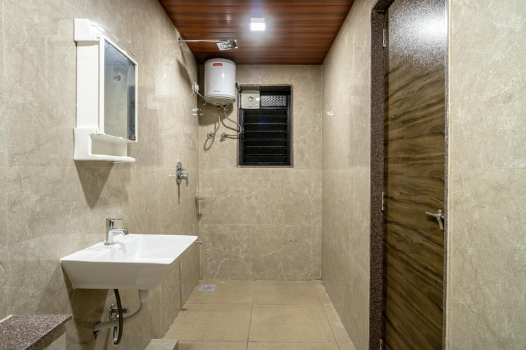 Bathroom 1, RajGaurav Lodging, Kolhapur