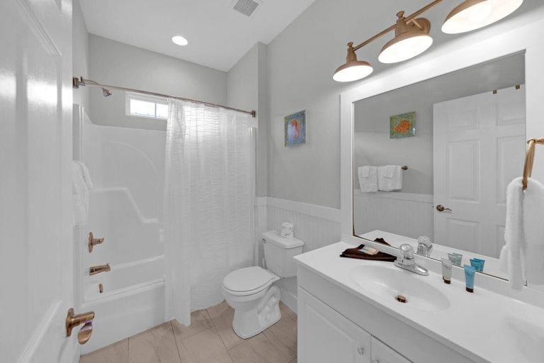 Bathroom 3, A Sunshine Daydream, Walton