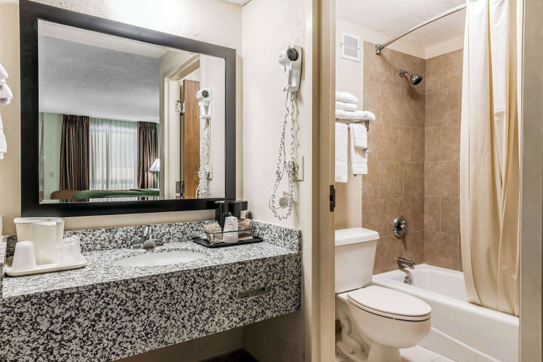 Bathroom, Quality Inn Fort Pierce I-95, Saint Lucie